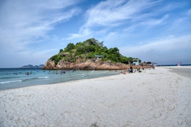 Trengganu, Malezya. 24 Haziran 2019 : Redang Adası sahil şeridinde akşam plaj gevşemesi veya selfie keyfi olan kişi veya turistin sahnesi ve etkinliği. 