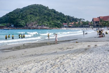 Trengganu, Malezya. 24 Haziran 2019 : Redang Adası sahil şeridinde akşam plaj gevşemesi veya selfie keyfi olan kişi veya turistin sahnesi ve etkinliği. 