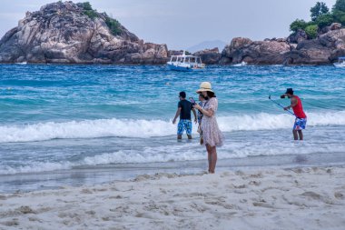Trengganu, Malezya. 24 Haziran 2019 : Redang Adası sahil şeridinde akşam plaj gevşemesi veya selfie keyfi olan kişi veya turistin sahnesi ve etkinliği. 