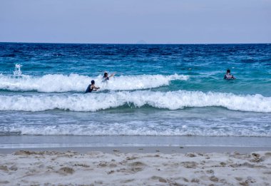 Trengganu, Malezya. 24 Haziran 2019 : Redang Adası sahil şeridinde akşam plaj gevşemesi veya selfie keyfi olan kişi veya turistin sahnesi ve etkinliği. 