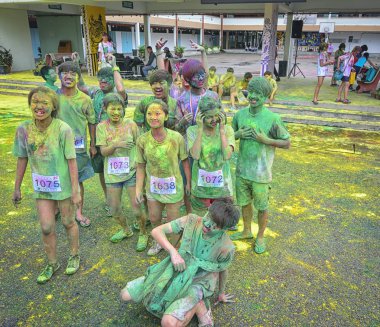 Sitiawan, Perak, Malezya. 7 Kasım 2017: Okulda ki renk tozu fırlatma festivalinden çıktıktan sonra fotoğraf çektirmeye katıldı.