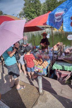 Hatyai, Tayland. 31 Mayıs 2019 : Khlong Hea Flooting Market'te rıhtım boyunca yemek yiyen tekne satıcılarından yiyecek satın alan insanların faaliyetleri.