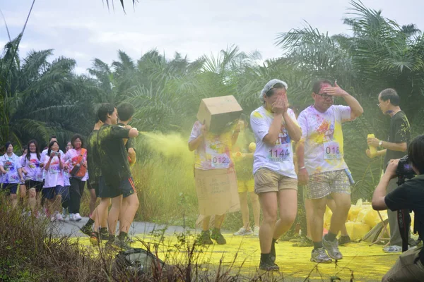 Sitiawan Perak Malasia Noviembre 2017 Multitud Lanzando Polvo Color Sobre — Foto de Stock