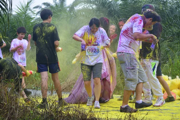 Sitiawan Perak Malaysia November 2017 Menschenmenge Wirft Farbpulver Auf Flüchtende — Stockfoto