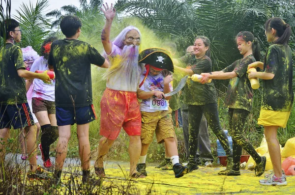 Sitiawan Perak Malaysia November 2017 Menschenmenge Wirft Farbpulver Auf Flüchtende — Stockfoto