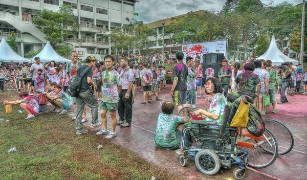 シティアワン ペラク マレーシア 2017年11月7日 学校でカラーパウダー投げ祭りから出てから撮影するポーズに参加 — ストック写真