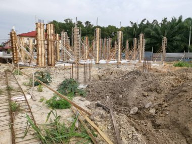 Öncelikle bina için güçlendirilmiş temel temel ayağı