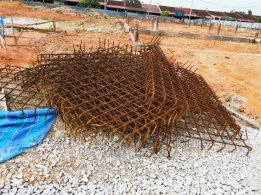Öncelikle bina için güçlendirilmiş temel temel ayağı