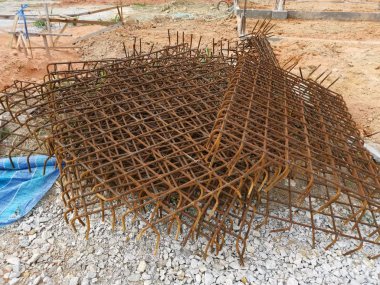 Öncelikle bina için güçlendirilmiş temel temel ayağı