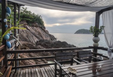 deniz kenarında ahşap masa ve sandalyeler