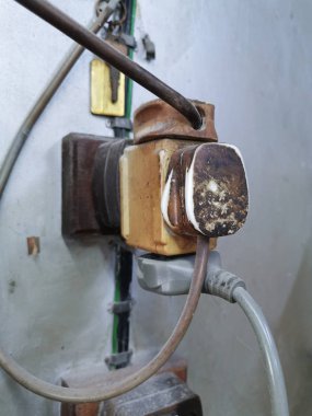 eski 3 pimfler ve adaptör yanlış kullanılan