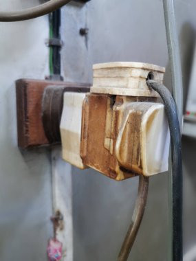 eski 3 pimfler ve adaptör yanlış kullanılan