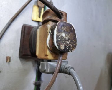 eski 3 pimfler ve adaptör yanlış kullanılan