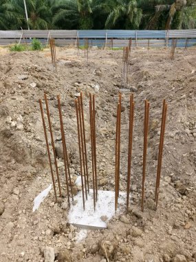 öncelikle inşaat alanında güçlendirilmiş temel temel ayağı