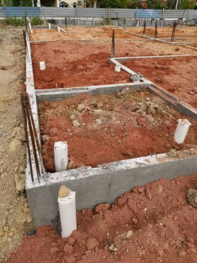 öncelikle inşaat alanında güçlendirilmiş temel temel ayağı