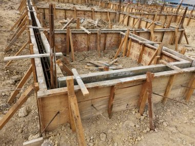 öncelikle inşaat alanında güçlendirilmiş temel temel ayağı