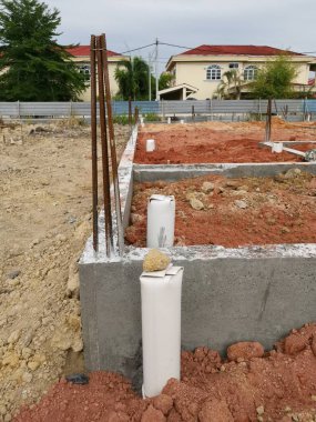 öncelikle inşaat alanında güçlendirilmiş temel temel ayağı