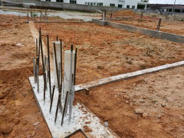 öncelikle inşaat alanında güçlendirilmiş temel temel ayağı