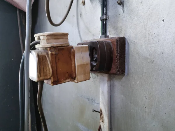 eski 3 pimfler ve adaptör yanlış kullanılan