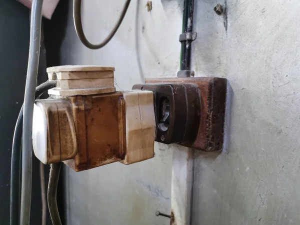 eski 3 pimfler ve adaptör yanlış kullanılan