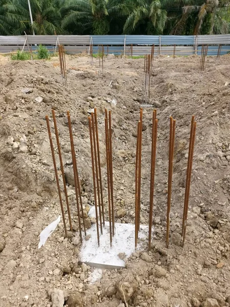 öncelikle inşaat alanında güçlendirilmiş temel temel ayağı