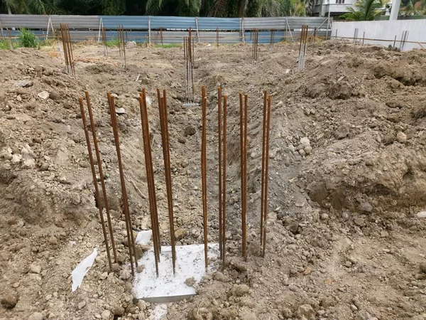 öncelikle inşaat alanında güçlendirilmiş temel temel ayağı