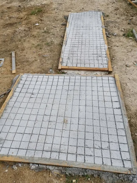 öncelikle inşaat alanında güçlendirilmiş temel temel ayağı