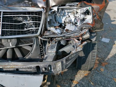 kazadan enkaz araba yol kenarında sol