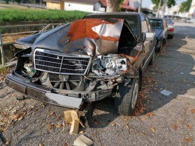 kazadan enkaz araba yol kenarında sol
