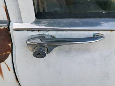 araba kapısında kirli ve paslı yüzey