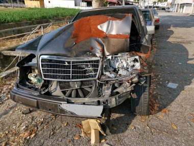 kazadan enkaz araba yol kenarında sol