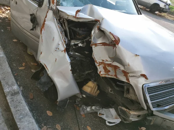 Autowracks Nach Unfall Straßenrand Zurückgelassen — Stockfoto