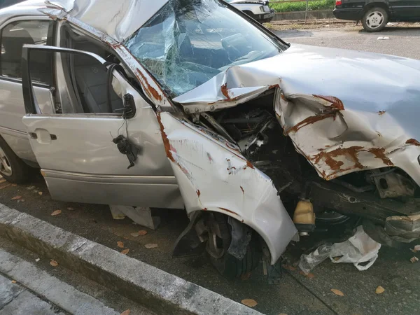 Autowracks Nach Unfall Straßenrand Zurückgelassen — Stockfoto