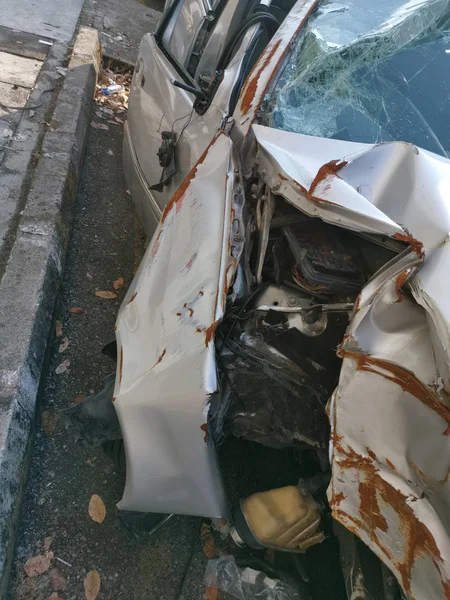 Autowracks Nach Unfall Straßenrand Zurückgelassen — Stockfoto