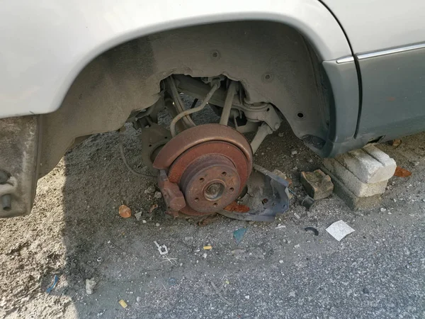 Doorprikkelde Wrakstukken Achtergelaten Garage Langs Weg — Stockfoto