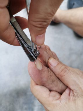 el veya ayak tırnakları kesme kişi yakın sahne. 