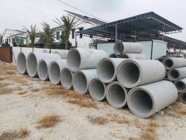 inşaat alanı tarafından büyük beton silindirik kuyu