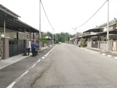 Perak, Malezya. 24 Ağustos 2019: Taman Pelangi Kampong Koh'daki yerleşim bölgesinin drenaj sistemini temizleyen iki Hintli belediye işçisinin sahnesi. 