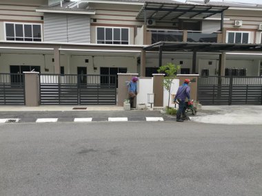 Perak, Malezya. 24 Ağustos 2019: Taman Pelangi Kampong Koh'daki yerleşim bölgesinin drenaj sistemini temizleyen iki Hintli belediye işçisinin sahnesi. 