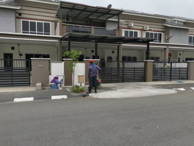 Perak, Malezya. 24 Ağustos 2019: Taman Pelangi Kampong Koh'daki yerleşim bölgesinin drenaj sistemini temizleyen iki Hintli belediye işçisinin sahnesi. 