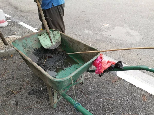 Perak, Malezya. 24 Ağustos 2019: Taman Pelangi Kampong Koh'daki yerleşim bölgesinin drenaj sistemini temizleyen iki Hintli belediye işçisinin sahnesi. 