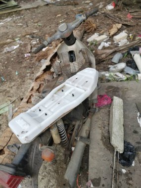 vintage hurdalıkta motor parçaları olmadan pas motosiklet çerçevesi terk.