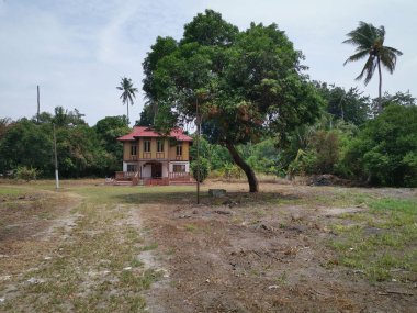 terk edilmiş bir malay yazlık ev sahnesi.