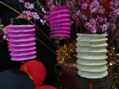 renkli dekoratif fener ekranda