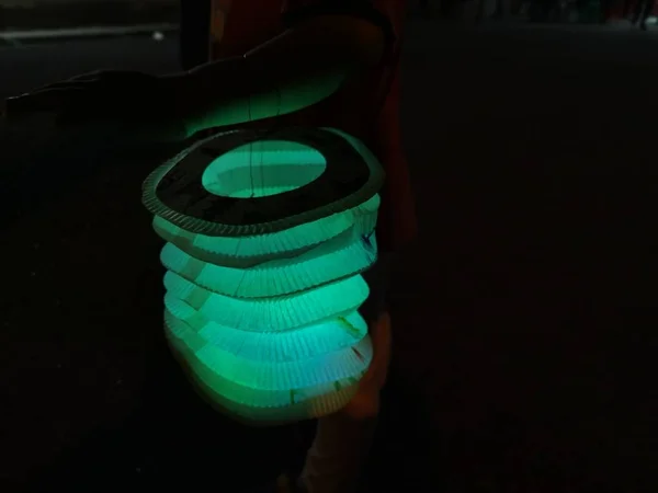 Criança Segurando Lanternas Papel Coloridas — Fotografia de Stock
