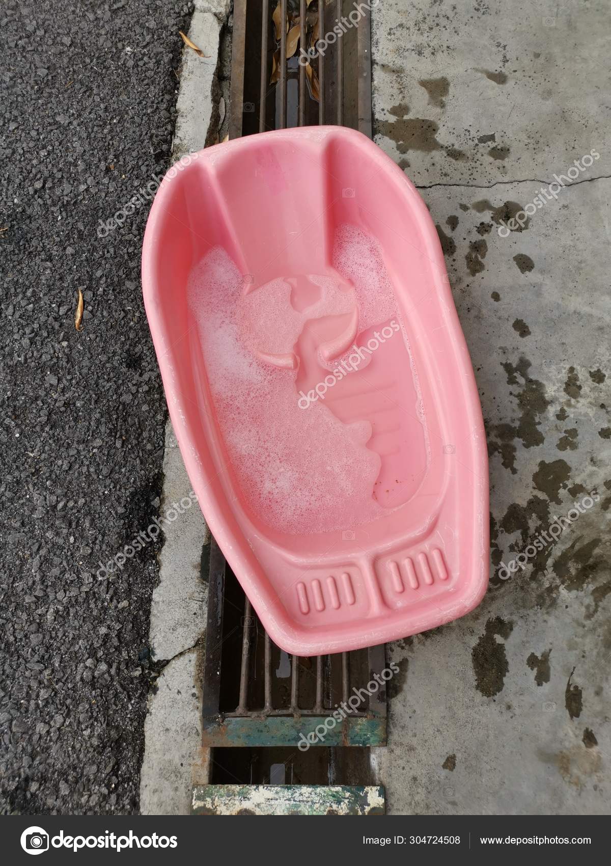 pink baby bath tub