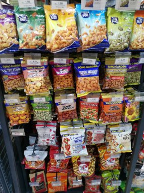 Perak, Malezya. 30 Ağustos 2019: Aeon Supermarket'te satışa sunulan çeşitli fındık çeşitleri.