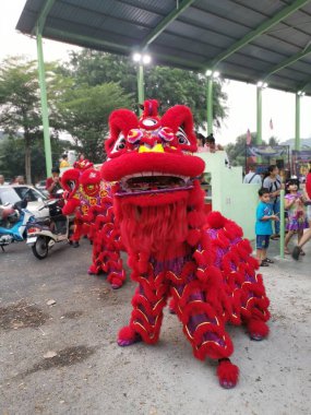 Perak, Malezya. 11 Eylül 2019: Çinliler Kg Koh Park'ta aslanlar ve ejderha dansı performansıyla Sonbahar Ortası festivalini kutluyor.
