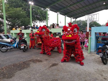Perak, Malezya. 11 Eylül 2019: Çinliler Kg Koh Park'ta aslanlar ve ejderha dansı performansıyla Sonbahar Ortası festivalini kutluyor.