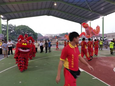 Perak, Malezya. 11 Eylül 2019: Çinliler Kg Koh Park'ta aslanlar ve ejderha dansı performansıyla Sonbahar Ortası festivalini kutluyor.